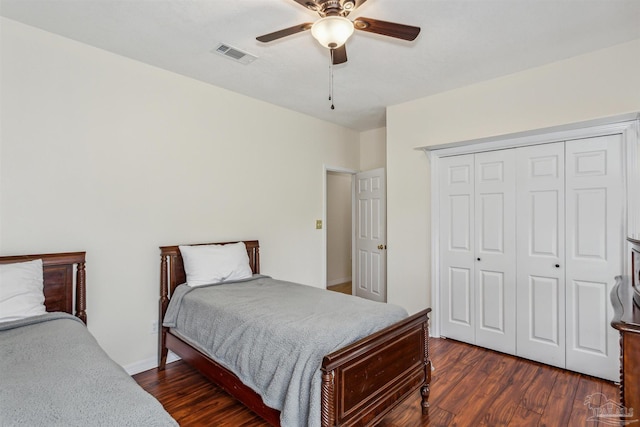 bedroom with baseboards, visible vents, ceiling fan, dark wood-style flooring, and a closet