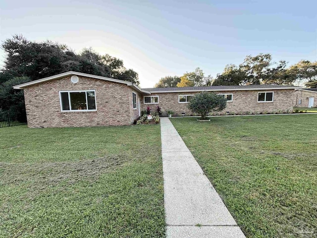 ranch-style house featuring a front yard