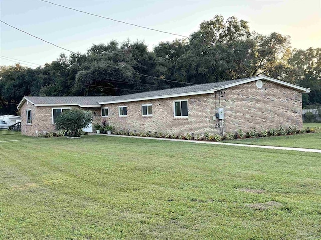 view of front of property featuring a front lawn