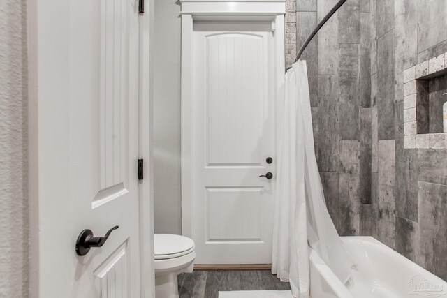 full bathroom featuring toilet and shower / bath combo