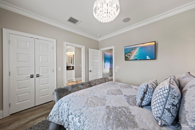 bedroom featuring dark wood finished floors, visible vents, a notable chandelier, and ornamental molding