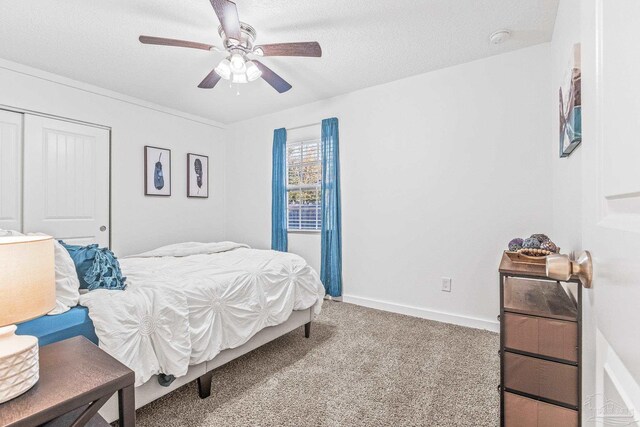 bedroom featuring ceiling fan, carpet, and a textured ceiling