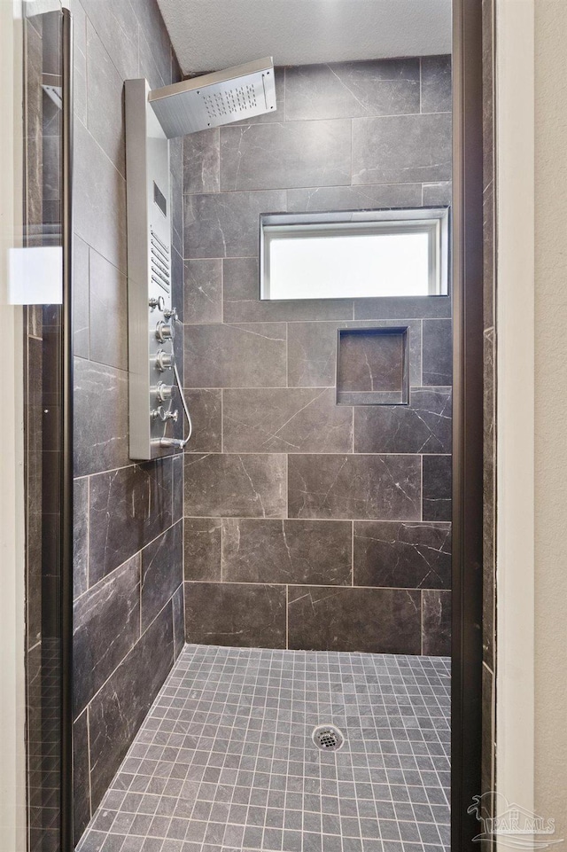 bathroom featuring tiled shower