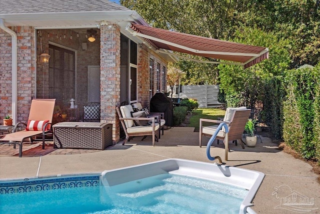 view of swimming pool featuring a patio, an outdoor hangout area, and a jacuzzi