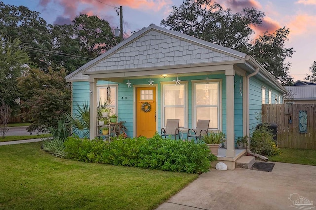 view of front of home featuring a lawn