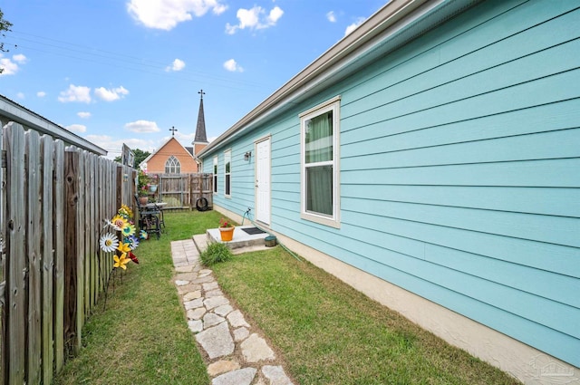 view of side of property featuring a yard