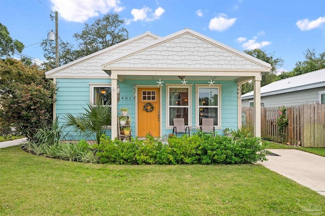 bungalow featuring a front yard