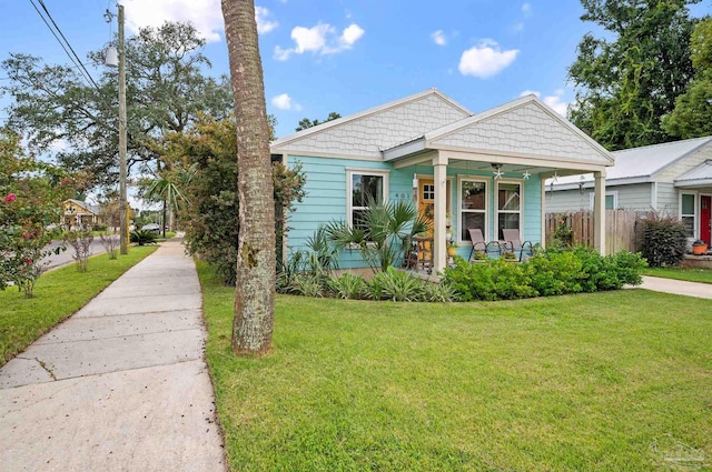 bungalow with ceiling fan and a front yard