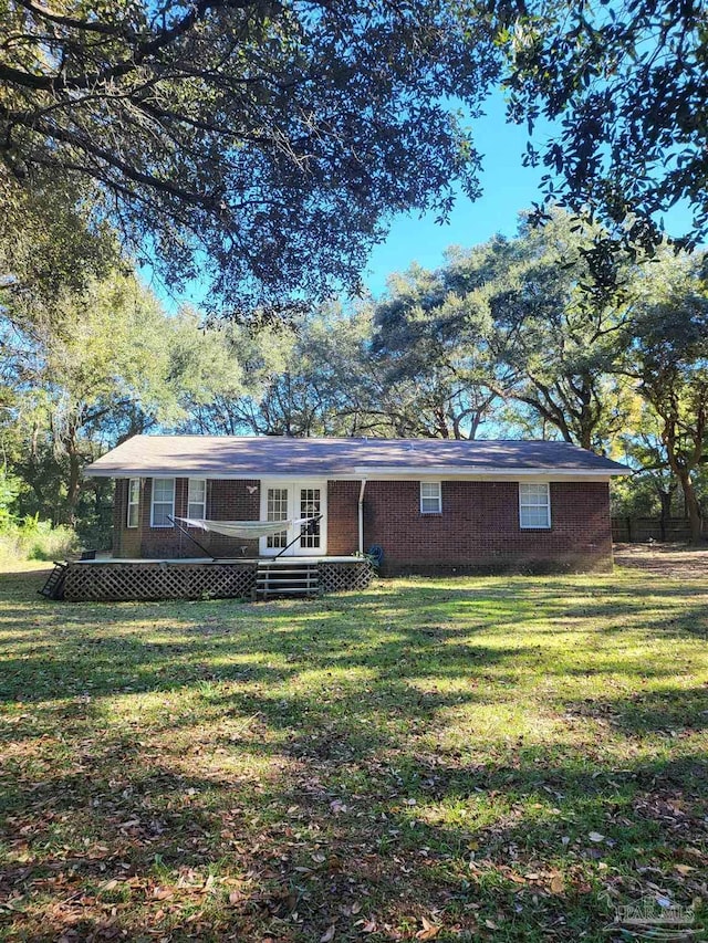 view of front of property featuring a front lawn