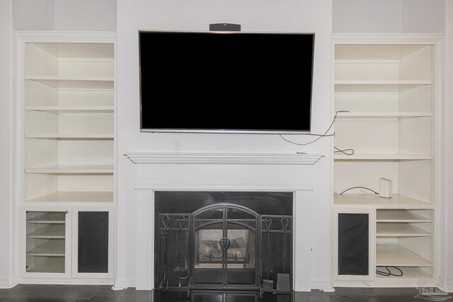 tiled living room featuring a raised ceiling and ceiling fan