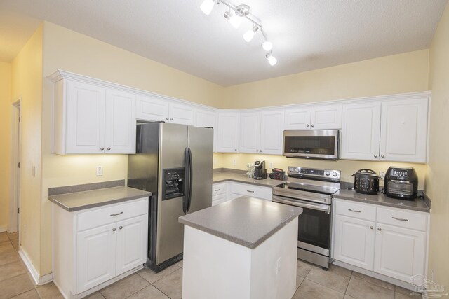 kitchen with decorative light fixtures, kitchen peninsula, sink, ceiling fan, and white cabinets