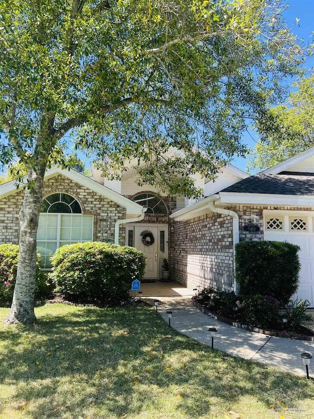 ranch-style home featuring a front lawn