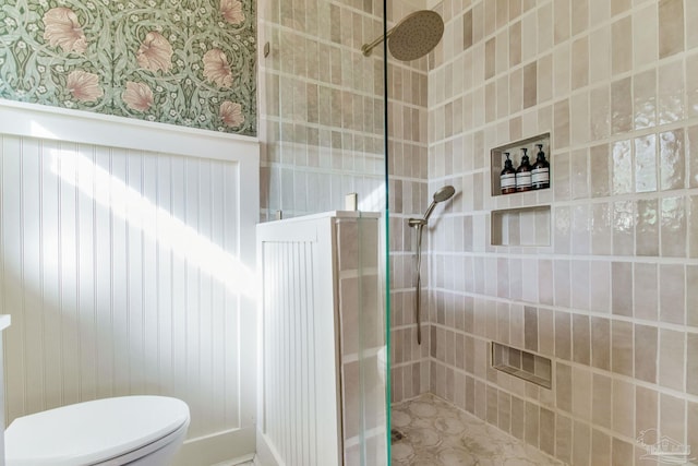 bathroom featuring toilet and tiled shower