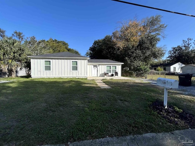 view of front facade with a front yard