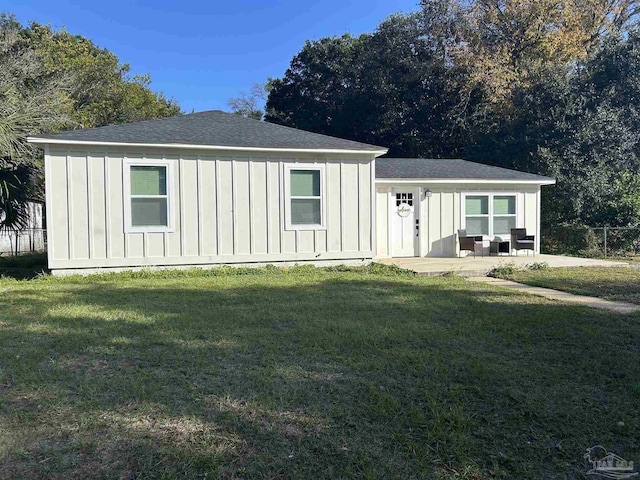 view of front of house featuring a front lawn