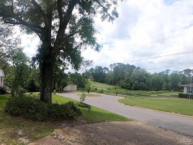 view of property's community featuring a lawn