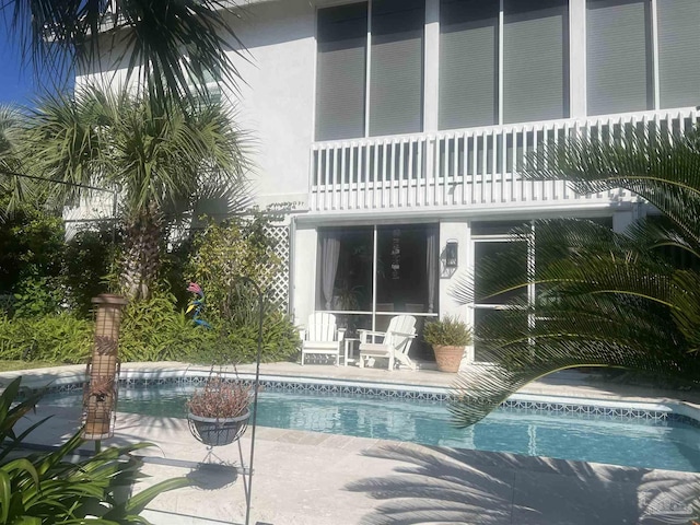 view of swimming pool featuring a patio