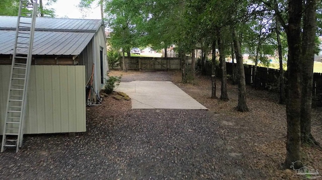 view of yard featuring a patio area