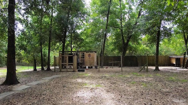 view of yard featuring an outbuilding