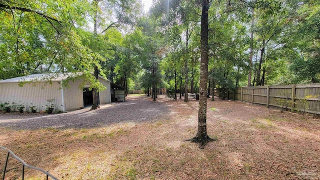 view of yard featuring an outdoor structure