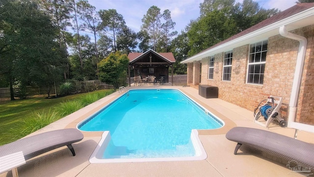 view of swimming pool with a patio and a lawn