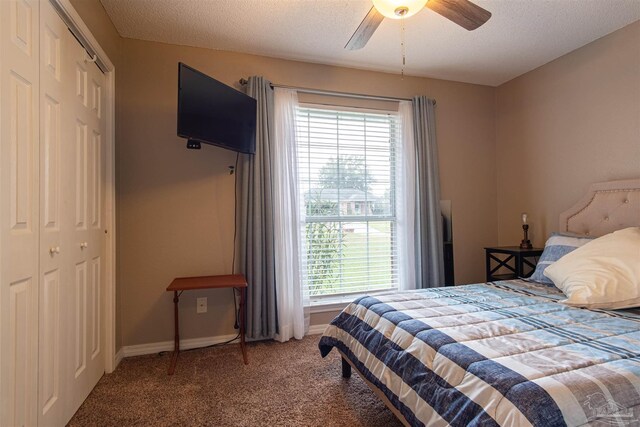 bedroom with a closet, ceiling fan, a textured ceiling, and carpet floors