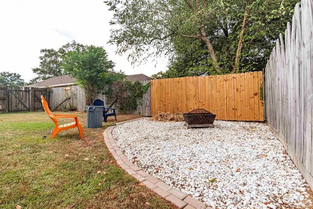 view of yard featuring a patio