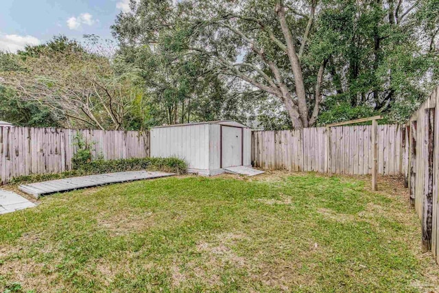 view of yard featuring a shed