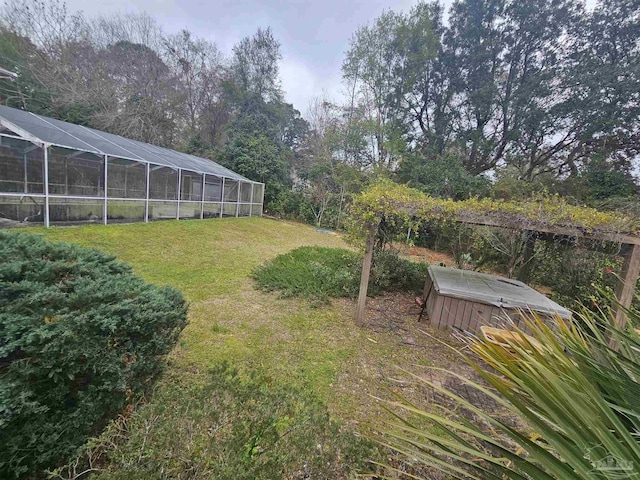 view of yard featuring a hot tub