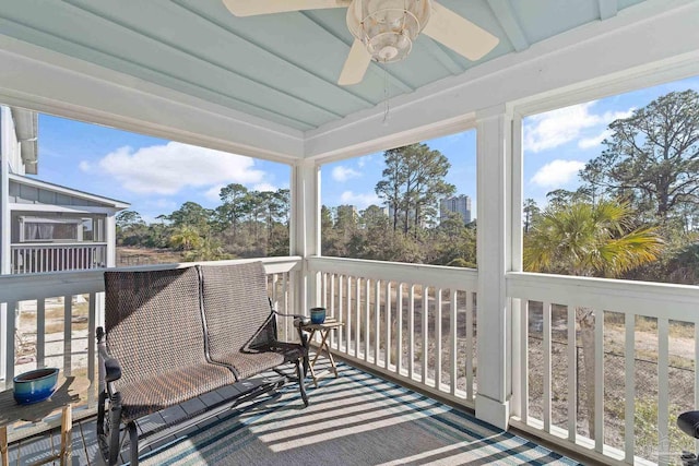 sunroom with ceiling fan