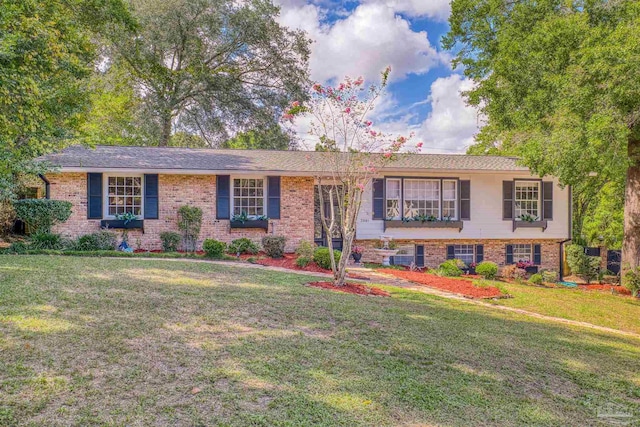 view of front of property with a front yard