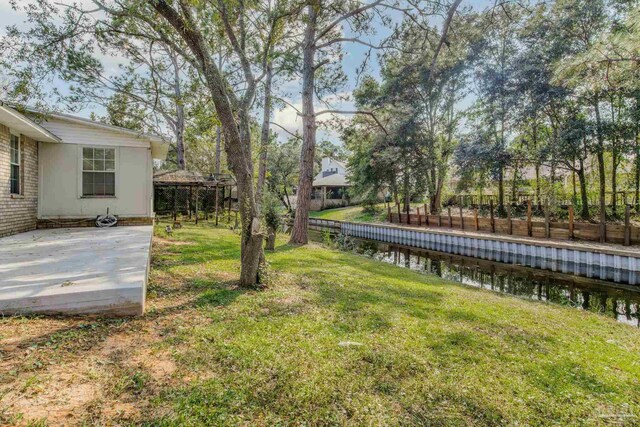 view of yard featuring a water view