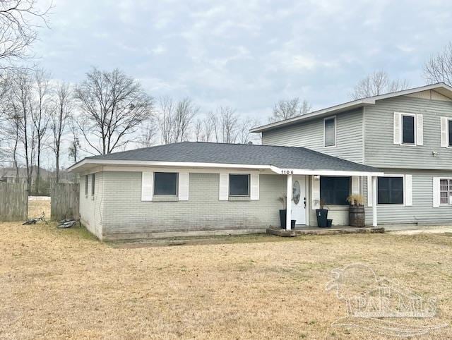 view of front of property featuring a front lawn