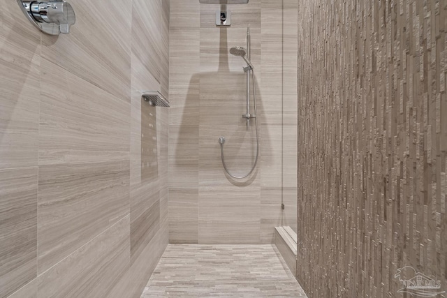 bathroom featuring a tile shower