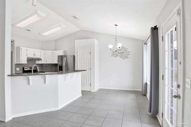 2252 Valle Escondido Dr, Pensacola, FL 32526 - kitchen featuring a chandelier, stainless steel appliances, under cabinet range hood, backsplash, and a peninsula