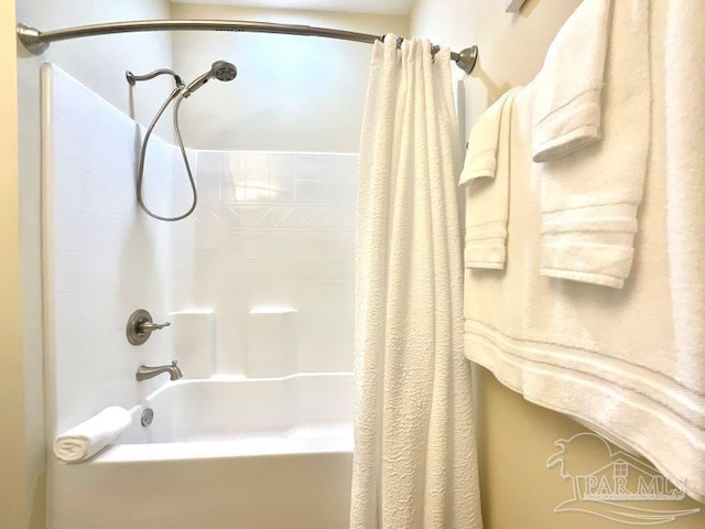 bathroom featuring shower / bath combo