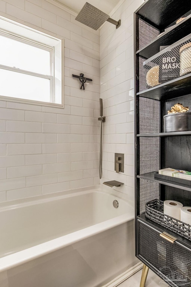 bathroom featuring tiled shower / bath combo