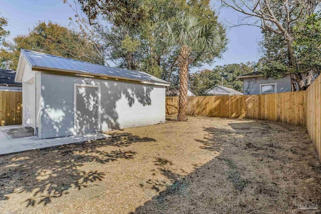 view of yard with a storage unit