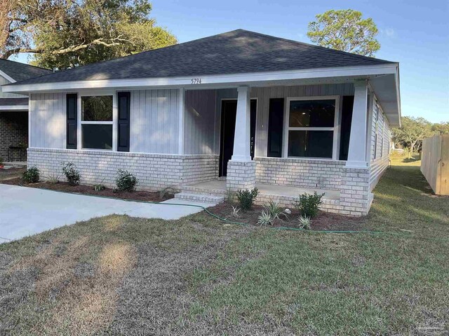 view of front facade featuring a front lawn and a porch