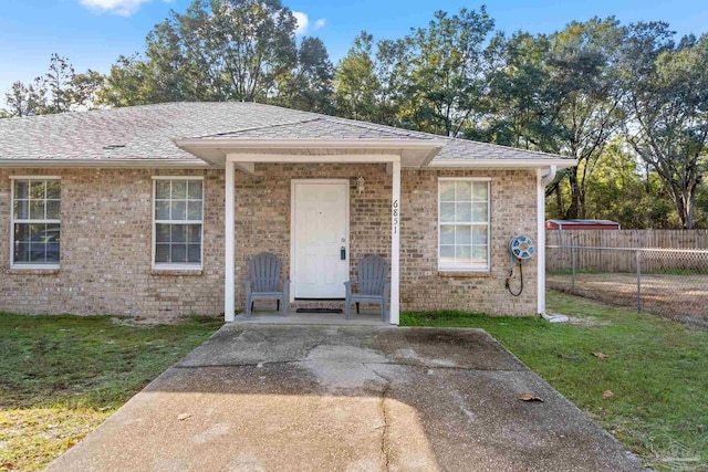 view of front facade with a front lawn