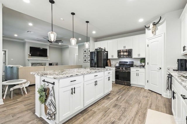 1567 Sawyers Ridge Cv, Cantonment, FL 32533 - kitchen featuring appliances with stainless steel finishes, a ceiling fan, crown molding, recessed lighting, and a center island