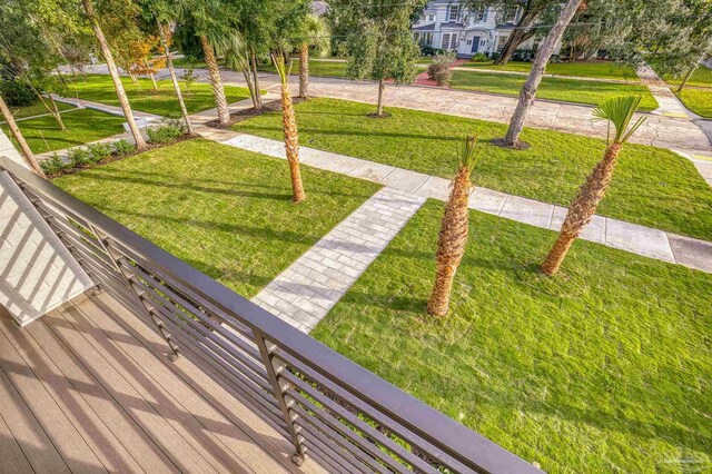 view of property's community featuring a lawn