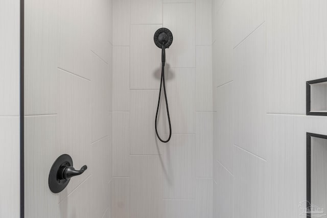 room details featuring a tile shower