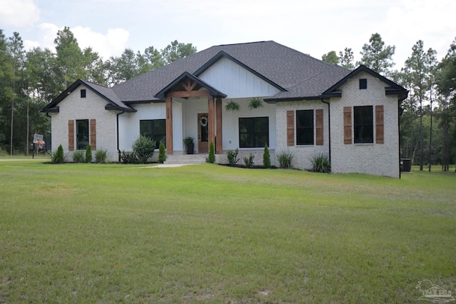 view of front of house featuring a front lawn