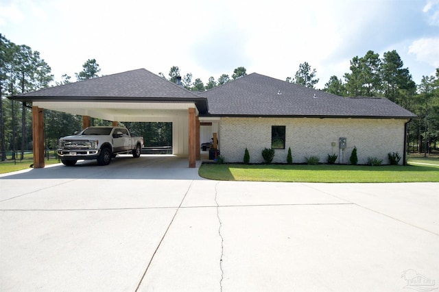 view of front of home featuring a carport and a front yard