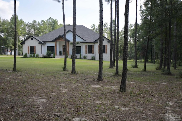 view of front facade featuring a front yard