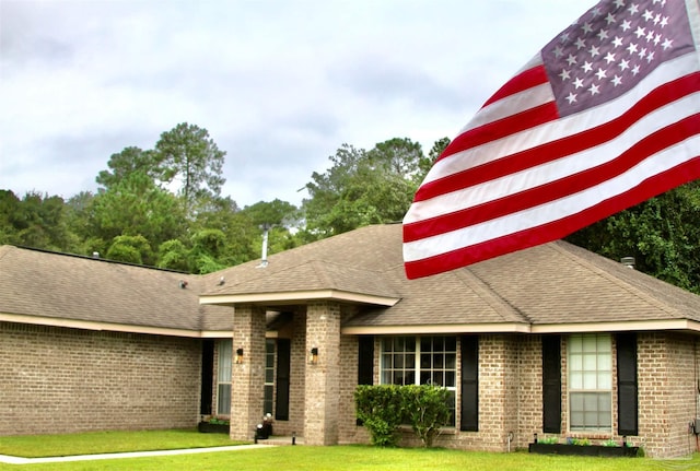 view of front of property featuring a front lawn