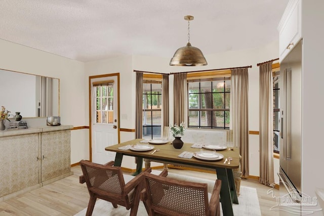 2821 Mandeville Ln, Pensacola, FL 32526 - dining area featuring light wood-style flooring and baseboards