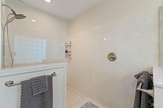 bathroom featuring tiled shower