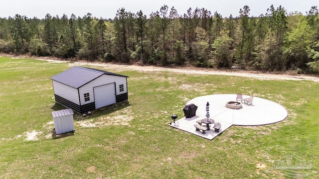 birds eye view of property featuring a forest view